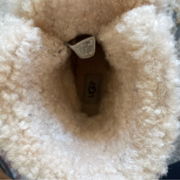 - ❄️UGG Australia Fraser Shearling Combat Lug Sole Rugged Leather boots. - Picture 9 of 13
